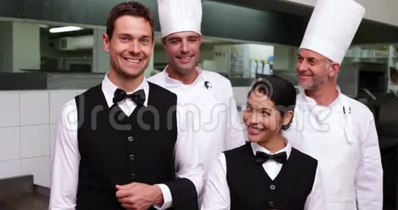 快乐餐厅工作人员对着镜头微笑视频的预览图