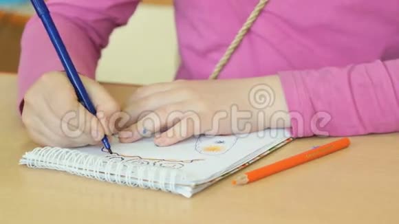3小女孩在笔记本上画画视频的预览图
