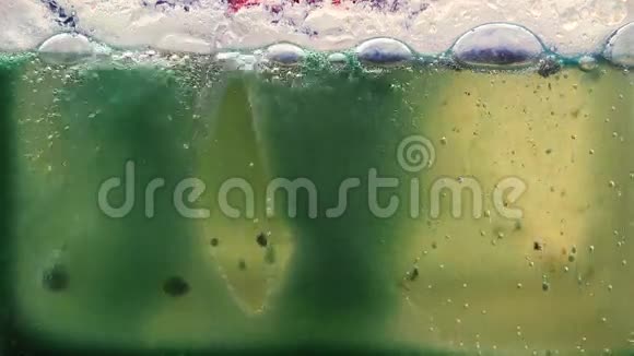 油水和彩色墨水的泡腾混合视频的预览图