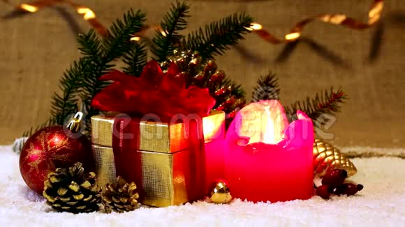 红色冒险蜡烛和圣诞礼物视频的预览图