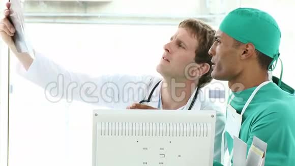 外科医生和医生在看X光片视频的预览图