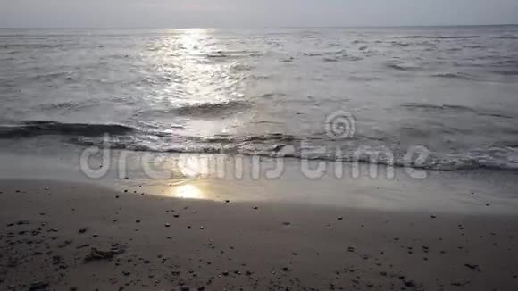 海浪压在沙滩上视频的预览图