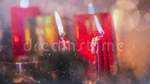蜡烛和圣诞装饰结合降雪视频的预览图
