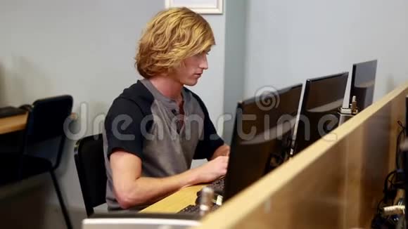 英俊的学生用电脑视频的预览图