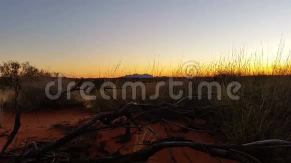 乌卢鲁艾尔斯岩澳大利亚地标红色沙漠景观视频的预览图