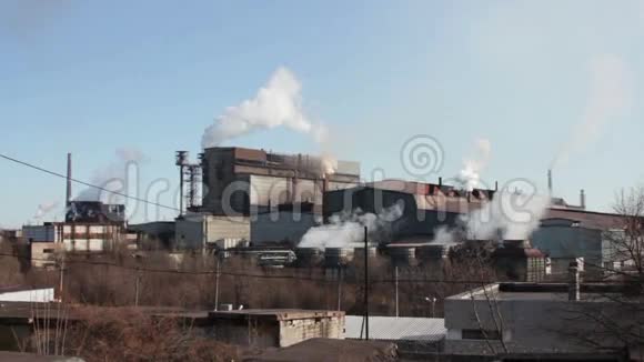 城市工业工厂管道的烟雾视频的预览图