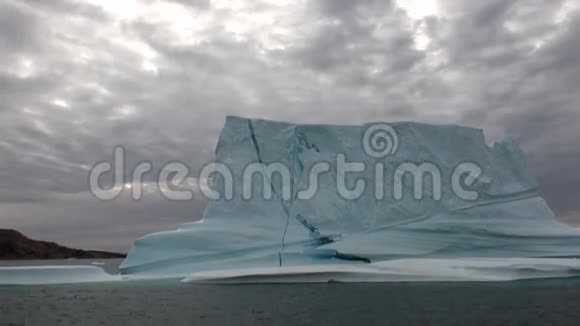 巨大的冰山漂浮在格陵兰岛周围的海洋中视频的预览图
