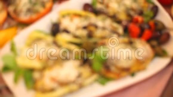餐厅盘子里的蔬菜餐视频的预览图