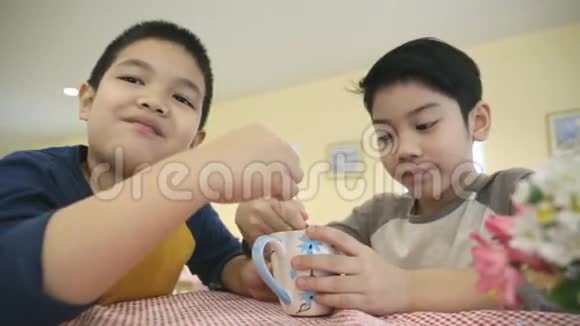 亚洲小孩喜欢吃冰淇淋视频的预览图