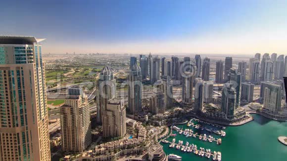 迪拜码头有阴影的现代建筑视频的预览图