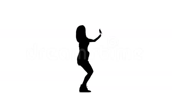 年轻女子在白色背景下跳舞视频的预览图