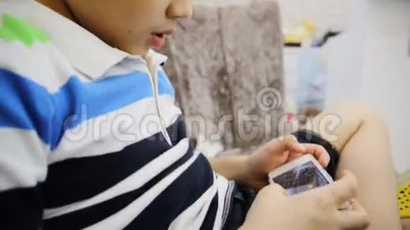 使用数码手机的亚裔儿童视频的预览图