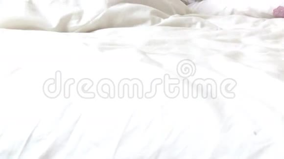 躺在床上的放松的女人视频的预览图