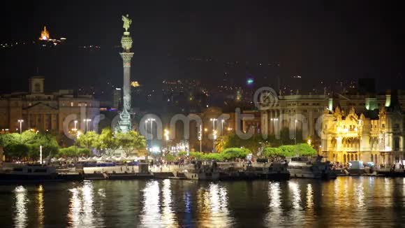 夜间巴塞罗那维尔港的景色视频的预览图