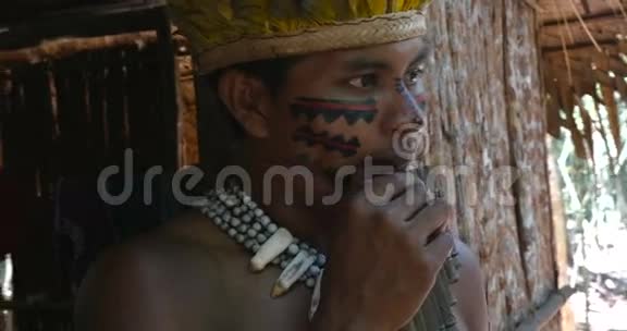 土著巴西人在亚马逊土著部落吹木笛视频的预览图