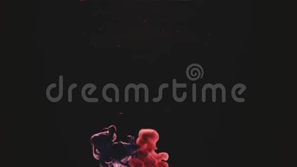 抽象的墨水颜色在水中流动视频的预览图