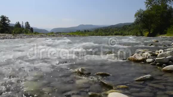 高加索的拉巴山河视频的预览图