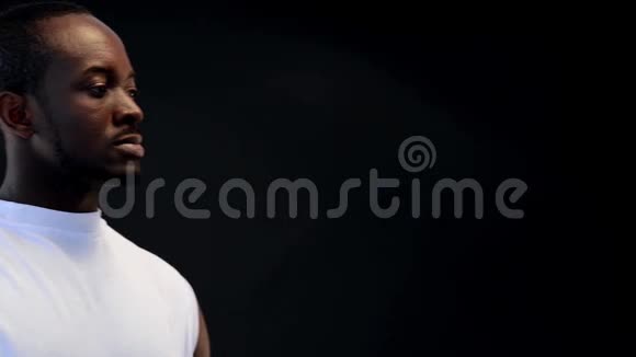 黑人背景的美国黑人运动员视频的预览图