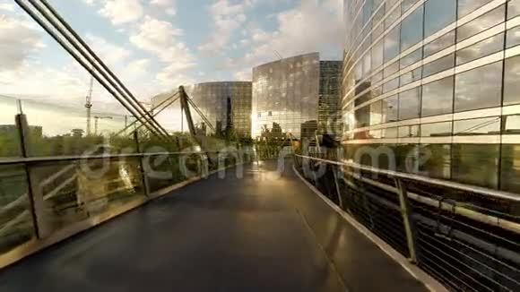 公司办公楼现代玻璃建筑视频的预览图
