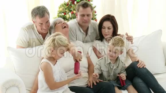 在圣诞节家庭成员在家视频的预览图