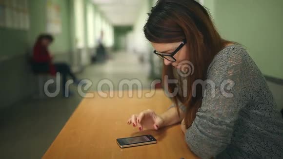 女人拿着智能手机搜索视频的预览图