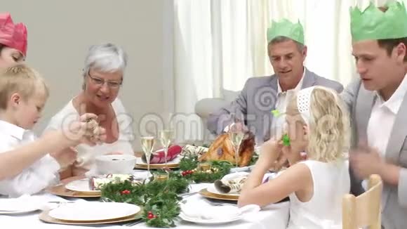 一家人一起享受圣诞节视频的预览图