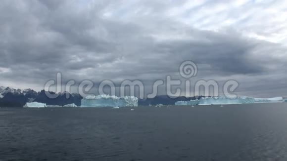 巨大的冰山漂浮在格陵兰岛周围的海洋中视频的预览图