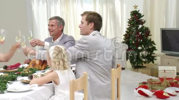 一家人一起享受圣诞节视频的预览图