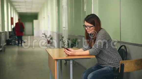 女子手持智能手机智能手机视频的预览图