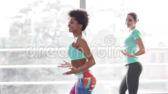一群微笑的人在健身房或工作室跳舞视频的预览图