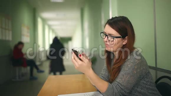 女子手持智能手机上网视频的预览图