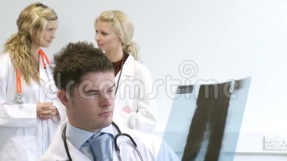 医生一起在医院工作视频的预览图