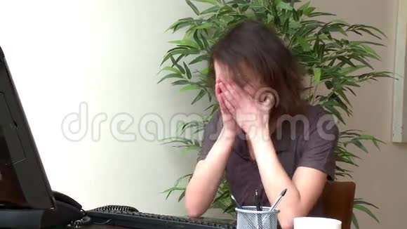 沮丧的女人在电脑上工作视频的预览图