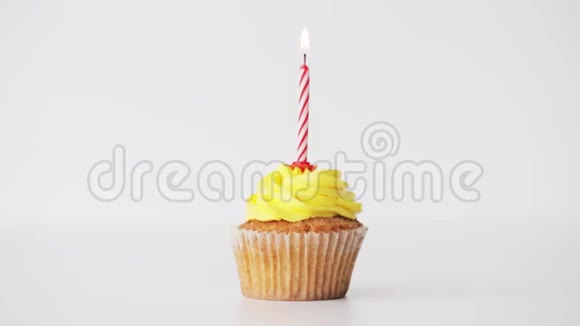 有蜡烛的生日蛋糕视频的预览图