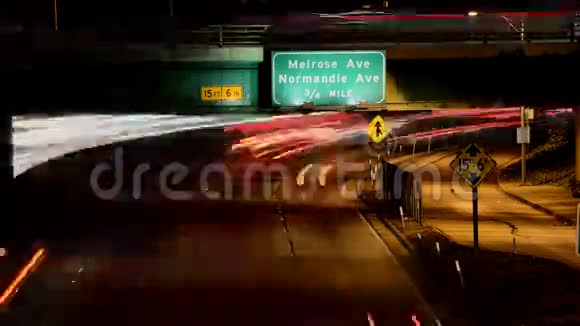 洛杉矶市区夜间交通时间视频的预览图