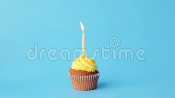 生日蛋糕和一支燃烧的蜡烛视频的预览图