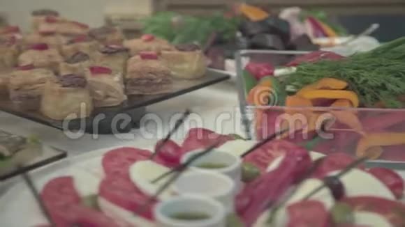 自助餐餐桌食物宴会水果肉类视频的预览图