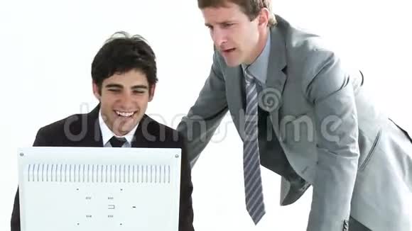 两个年轻的商人一起在办公室工作视频的预览图