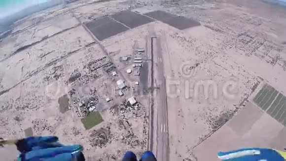 专业跳伞运动员在亚利桑那州上空跳伞晴天极限运动视频的预览图
