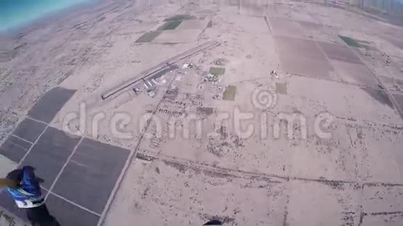 跳伞运动员在亚利桑那州上空跳伞晴天极限运动视频的预览图