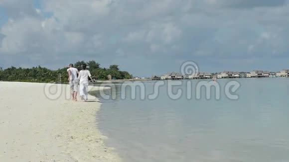 健康的年轻夫妇穿着白色衣服视频的预览图