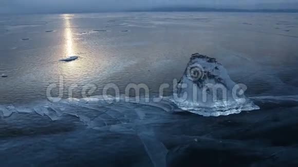 日落天空背景上的透明冰视频的预览图