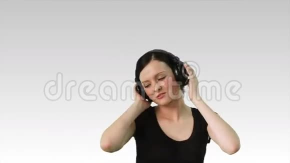 女人戴着耳机跟着音乐跳舞视频的预览图