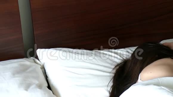 放松的黑发女人睡觉视频的预览图