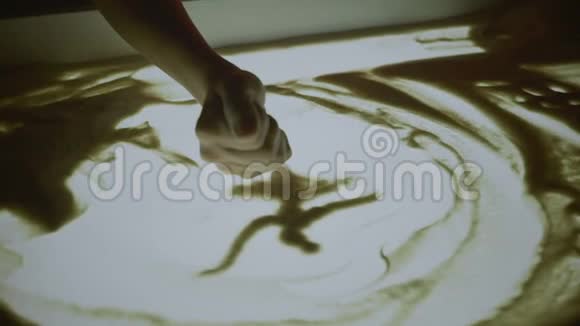 用沙子画画短期演出在白色的屏幕上画沙子沙滩艺术家女性手是一项重大计划在这里表演视频的预览图