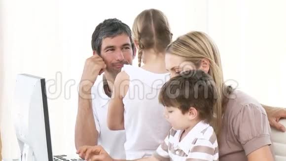 在家里使用电脑的家人视频的预览图