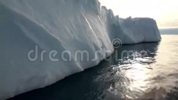 巨大的冰山漂浮在格陵兰岛周围的海洋中视频的预览图