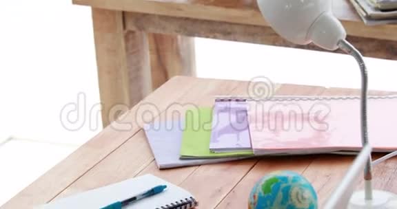 书桌上的笔记本电脑和笔记本电脑的俯视图视频的预览图