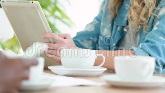 金发休闲女用平板电脑视频的预览图