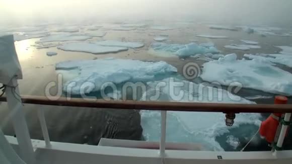 在北极的冰山和冰中的海洋日落视频的预览图
